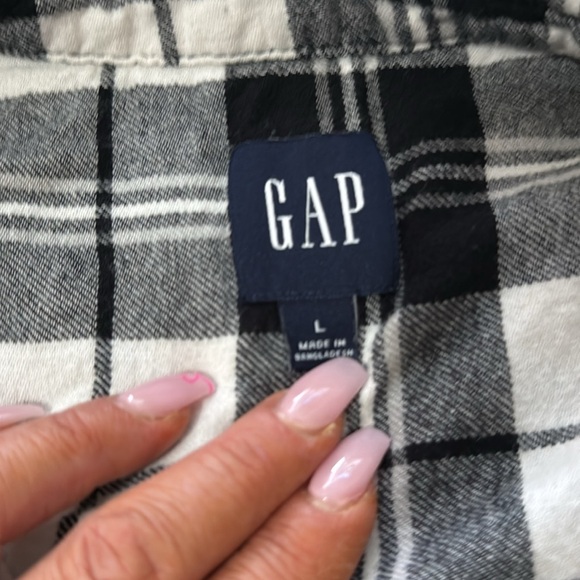 GAP black & white 100% cotton flannel button up in size Large - Picture 8 of 9